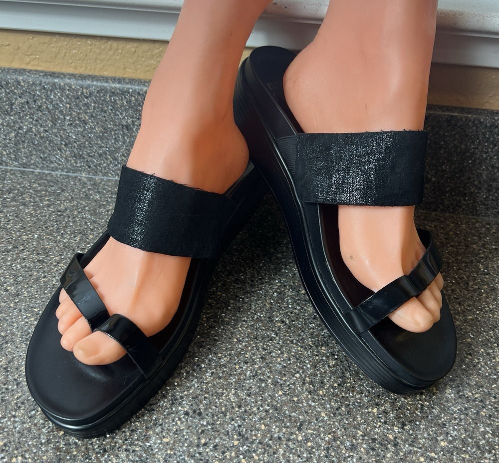Donald J Pliner Womens Size 9.5M Leather/Synthetic Wedge Toe Ring Sandal Slip On